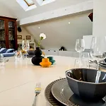 Modern 4bd, 2 Balcony, Family & Work Haven! Near Park & Bus Stop アパート ヴロツワフ