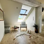 Modern 4bd, 2 Balcony, Family & Work Haven! Near Park & Bus Stop ヴロツワフ