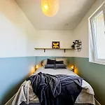 Modern 4bd, 2 Balcony, Family & Work Haven! Near Park & Bus Stop ヴロツワフ