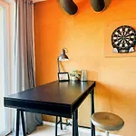 Modern 4bd, 2 Balcony, Family & Work Haven! Near Park & Bus Stop アパート
