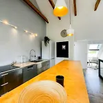 Modern 4bd, 2 Balcony, Family & Work Haven! Near Park & Bus Stop アパート *