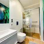 Modern 4bd, 2 Balcony, Family & Work Haven! Near Park & Bus Stop ヴロツワフ