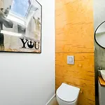 Modern 4bd, 2 Balcony, Family & Work Haven! Near Park & Bus Stop アパート *