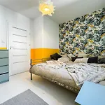 Modern 4bd, 2 Balcony, Family & Work Haven! Near Park & Bus Stop アパート ヴロツワフ