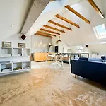 アパート Modern 4bd, 2 Balcony, Family & Work Haven! Near Park & Bus Stop