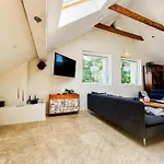 Modern 4bd, 2 Balcony, Family & Work Haven! Near Park & Bus Stop アパート *