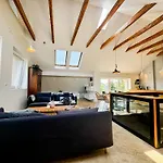 Modern 4bd, 2 Balcony, Family & Work Haven! Near Park & Bus Stop アパート