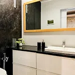 Modern 4bd, 2 Balcony, Family & Work Haven! Near Park & Bus Stop アパート *