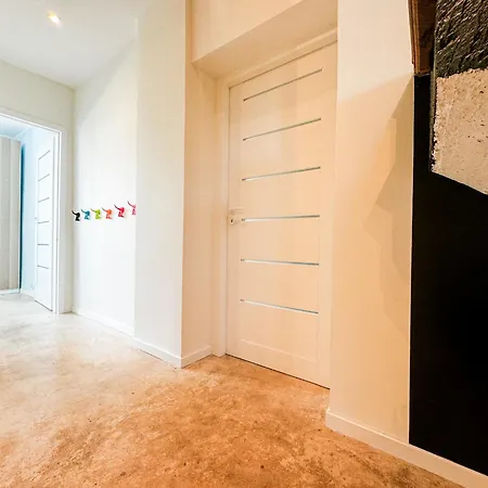 アパート Modern 4bd, 2 Balcony, Family & Work Haven! Near Park & Bus Stop ヴロツワフ