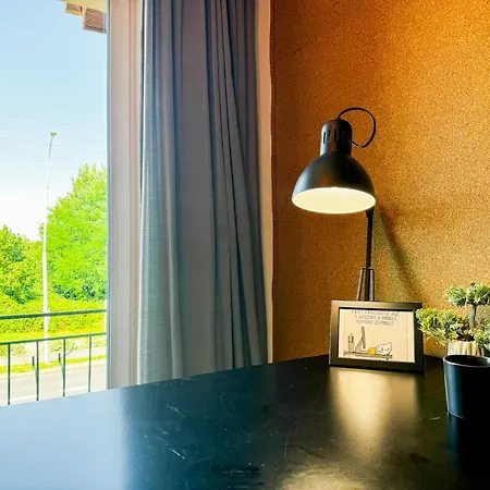 Modern 4bd, 2 Balcony, Family & Work Haven! Near Park & Bus Stop ヴロツワフ