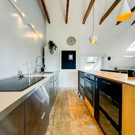 Modern 4bd, 2 Balcony, Family & Work Haven! Near Park & Bus Stop 弗罗茨瓦夫
