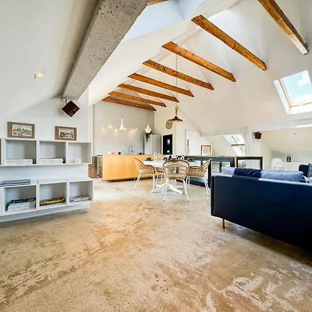 公寓 Modern 4bd, 2 Balcony, Family & Work Haven! Near Park & Bus Stop