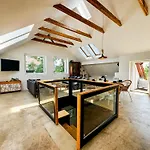 Lejlighed Modern 4bd, 2 Balcony, Family & Work Haven! Near Park & Bus Stop *