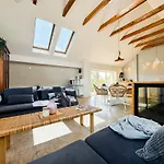 Modern 4bd, 2 Balcony, Family & Work Haven! Near Park & Bus Stop Lejlighed