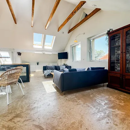 Modern 4bd, 2 Balcony, Family & Work Haven! Near Park & Bus Stop Appartement *