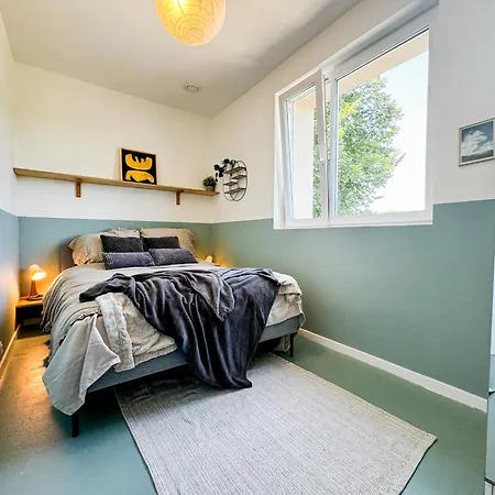 Modern 4bd, 2 Balcony, Family & Work Haven! Near Park & Bus Stop