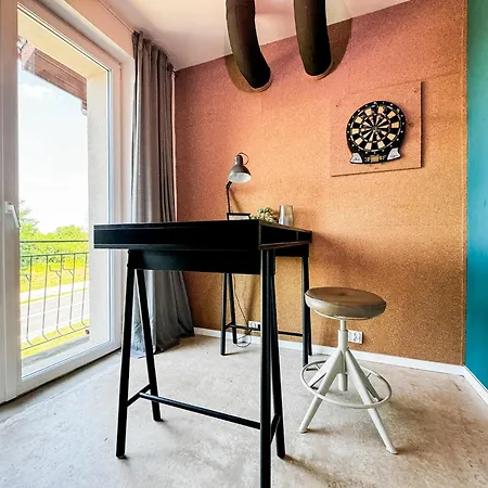 Apartament Modern 4bd, 2 Balcony, Family & Work Haven! Near Park & Bus Stop *