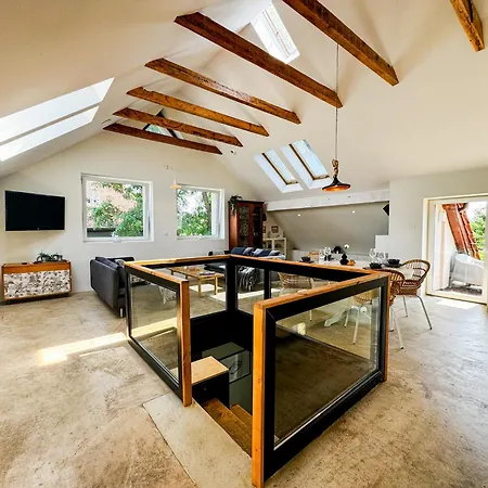 Apartamento Modern 4bd, 2 Balcony, Family & Work Haven! Near Park & Bus Stop *