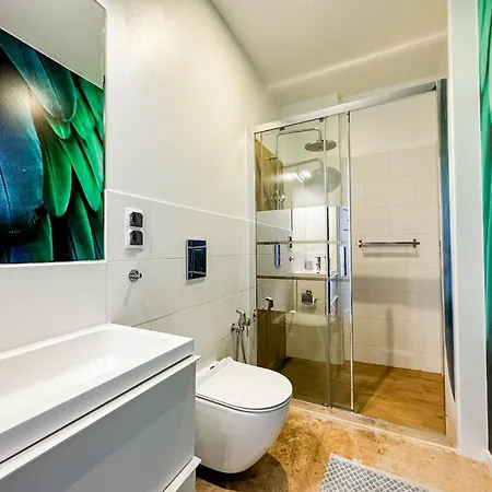 Modern 4bd, 2 Balcony, Family & Work Haven! Near Park & Bus Stop Wrocław