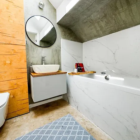 Modern 4bd, 2 Balcony, Family & Work Haven! Near Park & Bus Stop