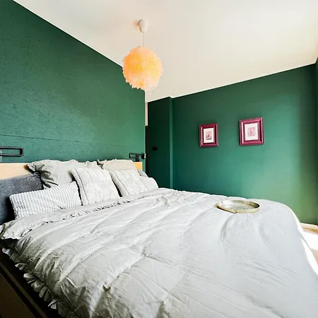 Modern 4bd, 2 Balcony, Family & Work Haven! Near Park & Bus Stop