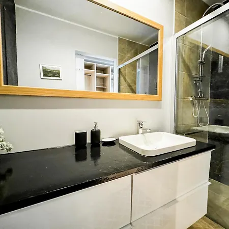 Modern 4bd, 2 Balcony, Family & Work Haven! Near Park & Bus Stop Appartement