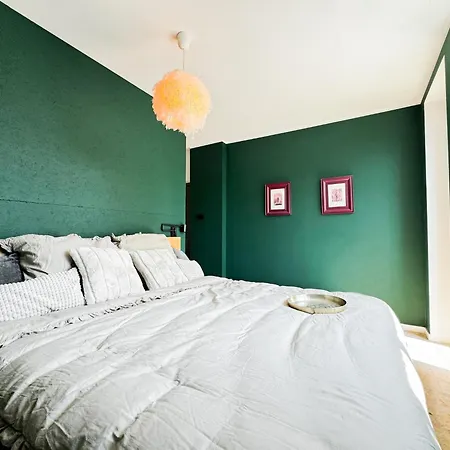 Modern 4bd, 2 Balcony, Family & Work Haven! Near Park & Bus Stop *