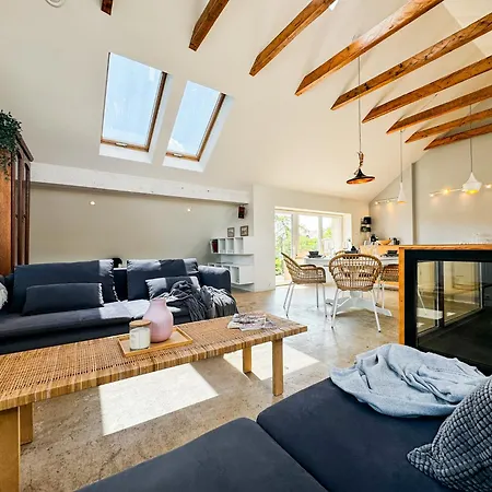 Modern 4bd, 2 Balcony, Family & Work Haven! Near Park & Bus Stop Appartement