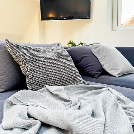 Modern 4bd, 2 Balcony, Family & Work Haven! Near Park & Bus Stop Wrocław