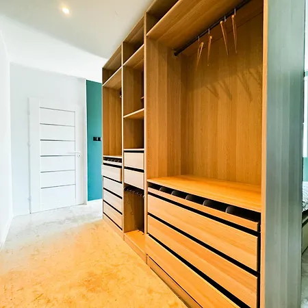 Modern 4bd, 2 Balcony, Family & Work Haven! Near Park & Bus Stop