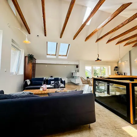 Modern 4bd, 2 Balcony, Family & Work Haven! Near Park & Bus Stop Appartement