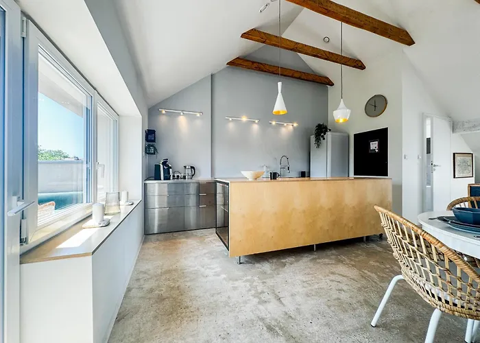 Apartament Modern 4bd, 2 Balcony, Family & Work Haven! Near Park & Bus Stop *