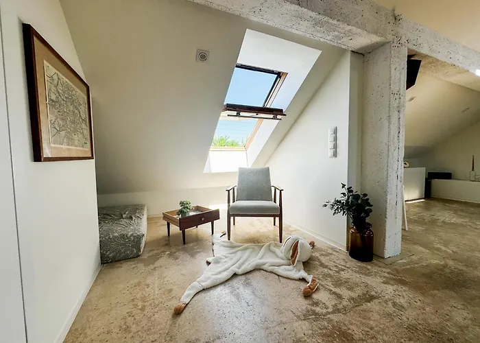 Modern 4bd, 2 Balcony, Family & Work Haven! Near Park & Bus Stop Breslavia