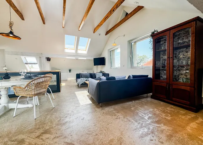 Modern 4bd, 2 Balcony, Family & Work Haven! Near Park & Bus Stop Apartamento *