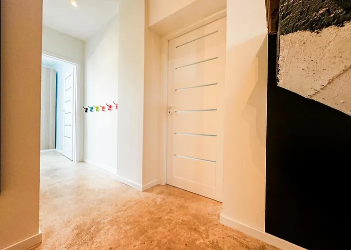 Apartamento Modern 4bd, 2 Balcony, Family & Work Haven! Near Park & Bus Stop Breslavia