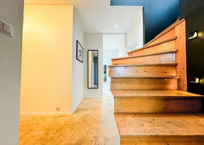 Modern 4bd, 2 Balcony, Family & Work Haven! Near Park & Bus Stop *