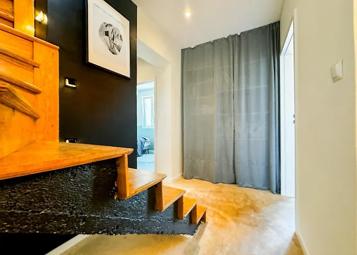 Modern 4bd, 2 Balcony, Family & Work Haven! Near Park & Bus Stop * Breslavia