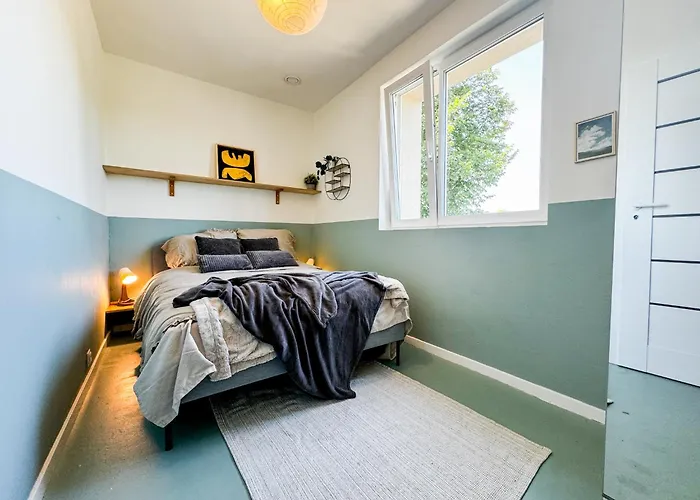 Modern 4bd, 2 Balcony, Family & Work Haven! Near Park & Bus Stop