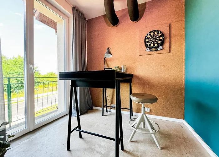 Apartament Modern 4bd, 2 Balcony, Family & Work Haven! Near Park & Bus Stop *