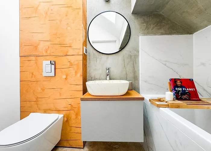 Apartament Modern 4bd, 2 Balcony, Family & Work Haven! Near Park & Bus Stop