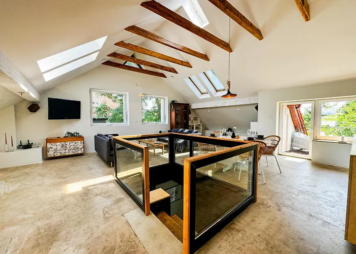 Apartamento Modern 4bd, 2 Balcony, Family & Work Haven! Near Park & Bus Stop *