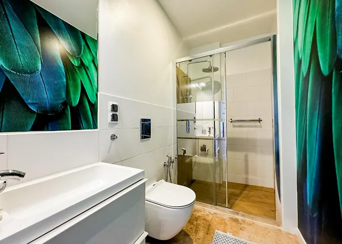 Modern 4bd, 2 Balcony, Family & Work Haven! Near Park & Bus Stop Breslavia