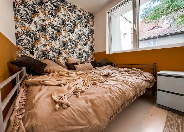 Modern 4bd, 2 Balcony, Family & Work Haven! Near Park & Bus Stop * Breslavia