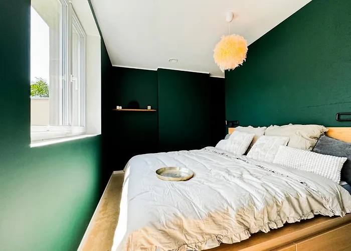 Apartament Modern 4bd, 2 Balcony, Family & Work Haven! Near Park & Bus Stop *