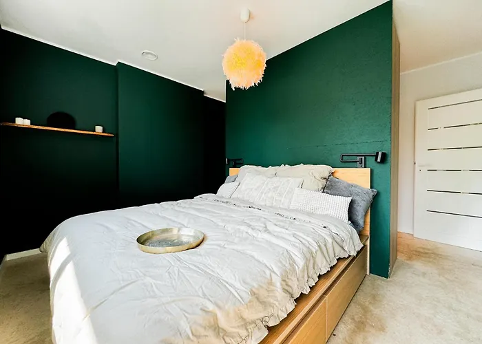 Modern 4bd, 2 Balcony, Family & Work Haven! Near Park & Bus Stop *