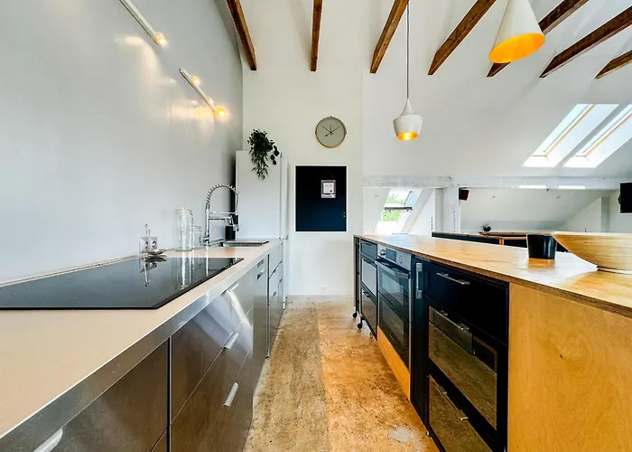 Modern 4bd, 2 Balcony, Family & Work Haven! Near Park & Bus Stop Wrocław