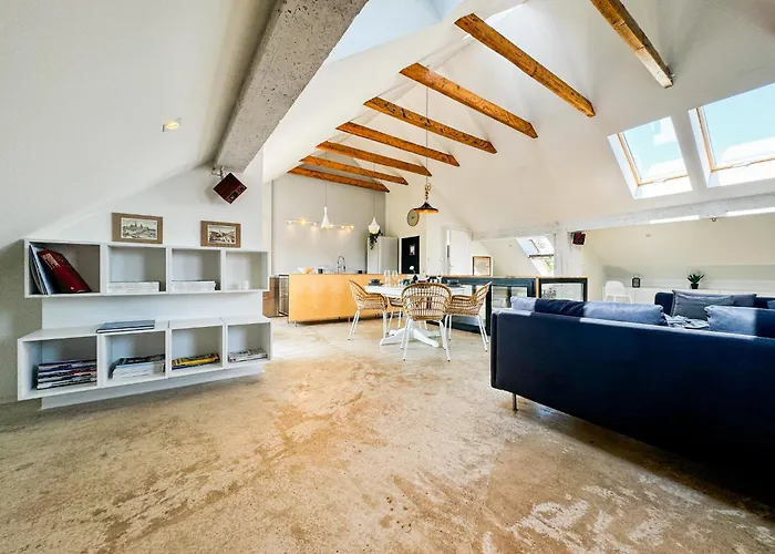 Apartamento Modern 4bd, 2 Balcony, Family & Work Haven! Near Park & Bus Stop