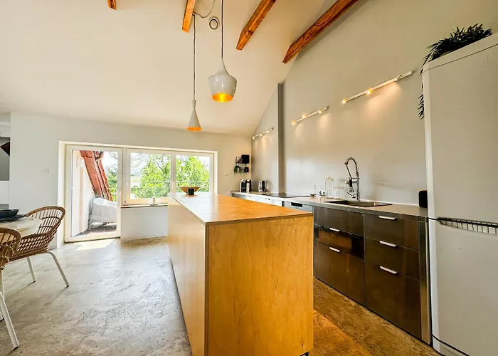 Modern 4bd, 2 Balcony, Family & Work Haven! Near Park & Bus Stop Apartamento Breslavia