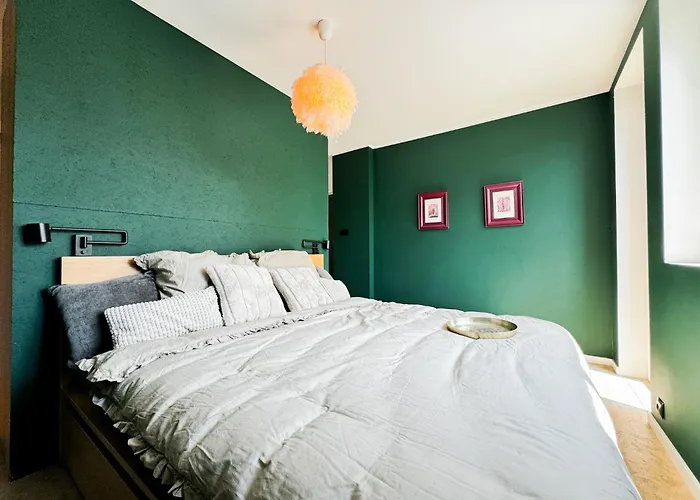 Modern 4bd, 2 Balcony, Family & Work Haven! Near Park & Bus Stop