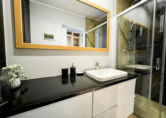 Modern 4bd, 2 Balcony, Family & Work Haven! Near Park & Bus Stop Apartament